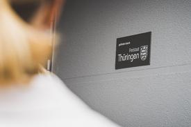 Plakette mit Aufschrift: "Gefördert durch Freistaat Thüringen"