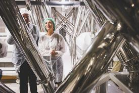 Viele Metallrohre verbinden die einzelnen Etagen der Mühle.