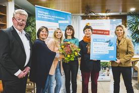 Von links nach rechts: Markus Brämer (Serviceagentur Demografischer Wandel), Katrin Konrad, Sabrina Heinke, Anne Friedrichs, Donatha Castell (alle Verband kinderreicher Familien) und Ministerin Susanna Karawanskij mit der Auszeichnung für den 1. Preis