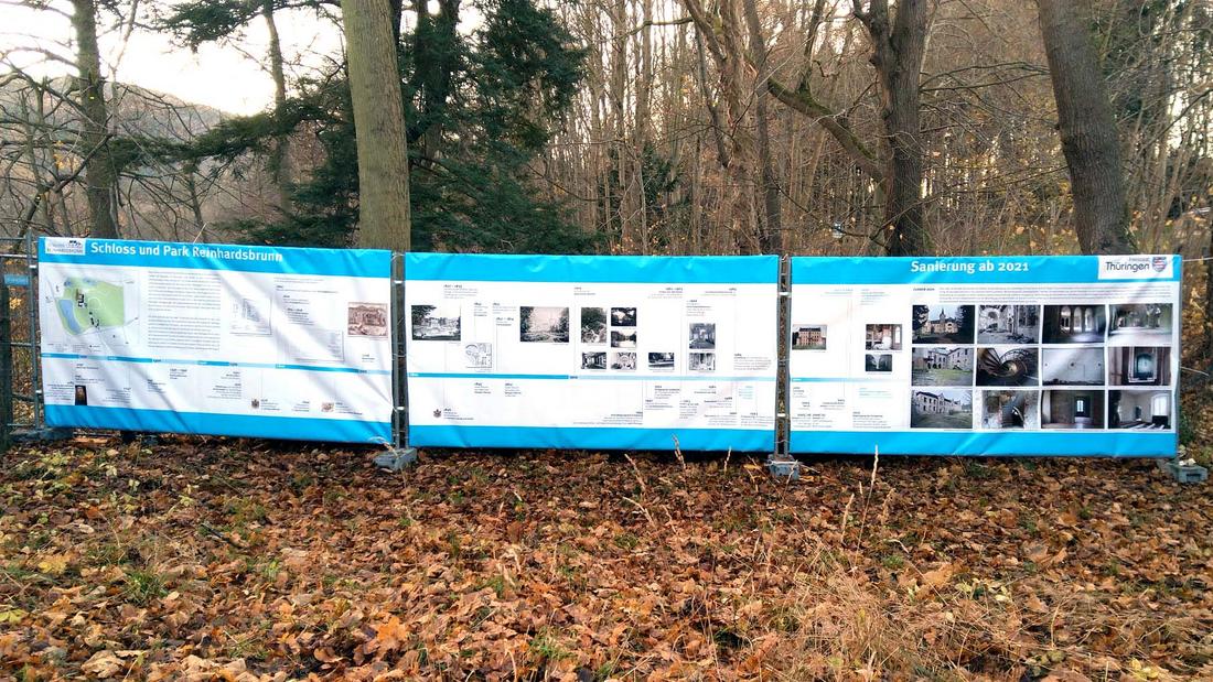 Bauzaun am Schloss Reinhardsbrunn mit Informationsplakaten