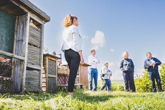 Ministerin Karawanskij besichtigt Insektenhotels für Wildbienen im Obstpark Gierstädt