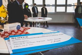 Symbolischer Scheck über die Fördersumme von ca. 4,7 Millionen Euro für die Regelschule Wutha-Farnroda