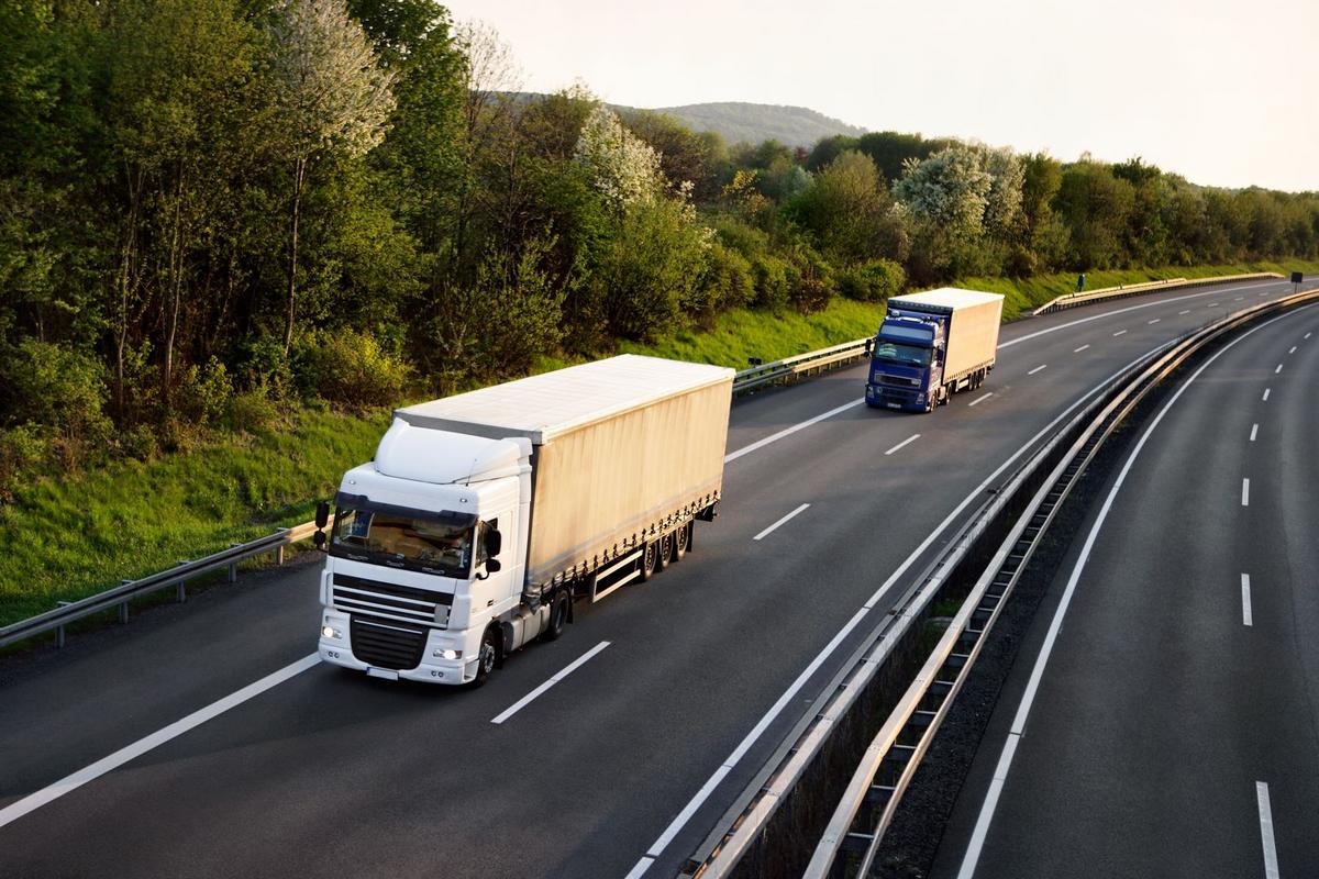 LKW fährt auf Autobahn