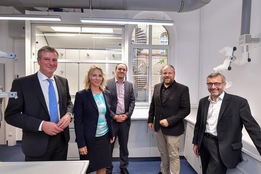 Staatsekretär Carsten Feller (TMWWDG), Ministerin Susanna Karawanskij, Bürgermeister Christian Gerlitz und FSU-Präsident Walter Rosenthal im neuen Laborgebäude