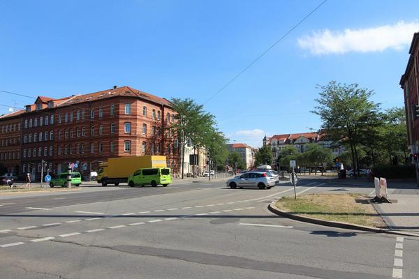 Blick auf Straßenkreuzung mit Fahrzeugen in Erfurt