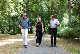 Ministerin Susanna Karawanskij beim Gang durch den Schlosspark im Gespräch mit Bürgermeister Thilo Kummer und dem Landtagsabgeordneten Torsten Wolf.
