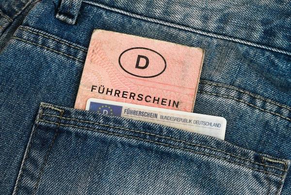 Ein alter und neuer Führerschein stecken in der Hosentasche.