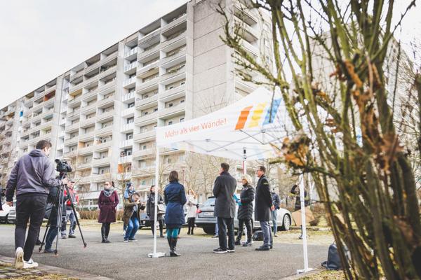 Übergabe des symbolischen Schecks und des Förderbescheids am Salvador-Allende-Platz in Jena-Lobeda