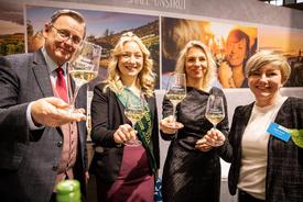 Ministerpräsident Bodo Ramelow und Ministerin Karawanskij am Stand des Saale-Unstrut-Weingebiets mit der Thüringer Weinprinzessin Emma Meinhardt