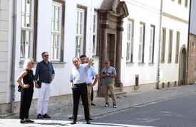 Bürgermeister Thilo Kummer informiert während des Stadtrundgangs über historische Bausubstanz in der Hildburghäuser Innenstadt.