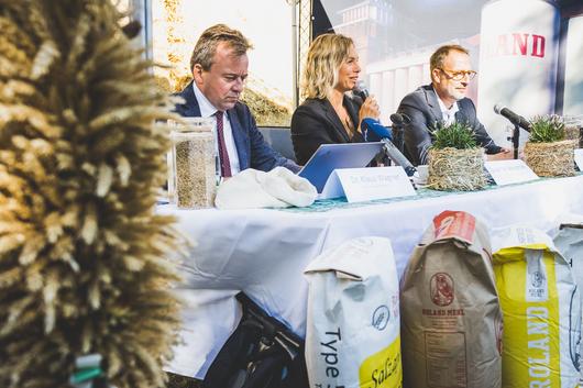 Dr. Klaus Wagner (Präsident TBV), Ministerin Susanna Karawanskij und Stephan Kill (Roland Mills Ost GmbH)