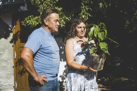 Herr und Frau Arnrich, die Besitzer der zwei BUTZE-Häuschen mit einer junge Esskastanie