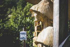 Hexenskulptur aus Holz im Seitenprofil