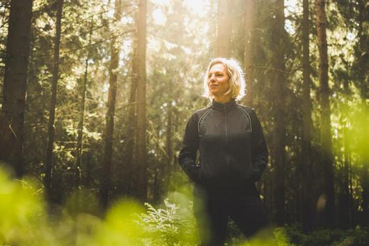 Ministerin Susanna Karawanskij im Wald