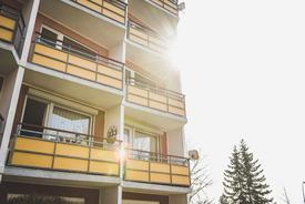 Sonne hinter Wohnblock