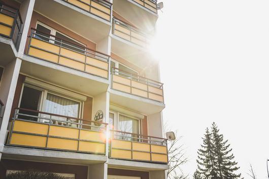 Sonne hinter Wohnblock