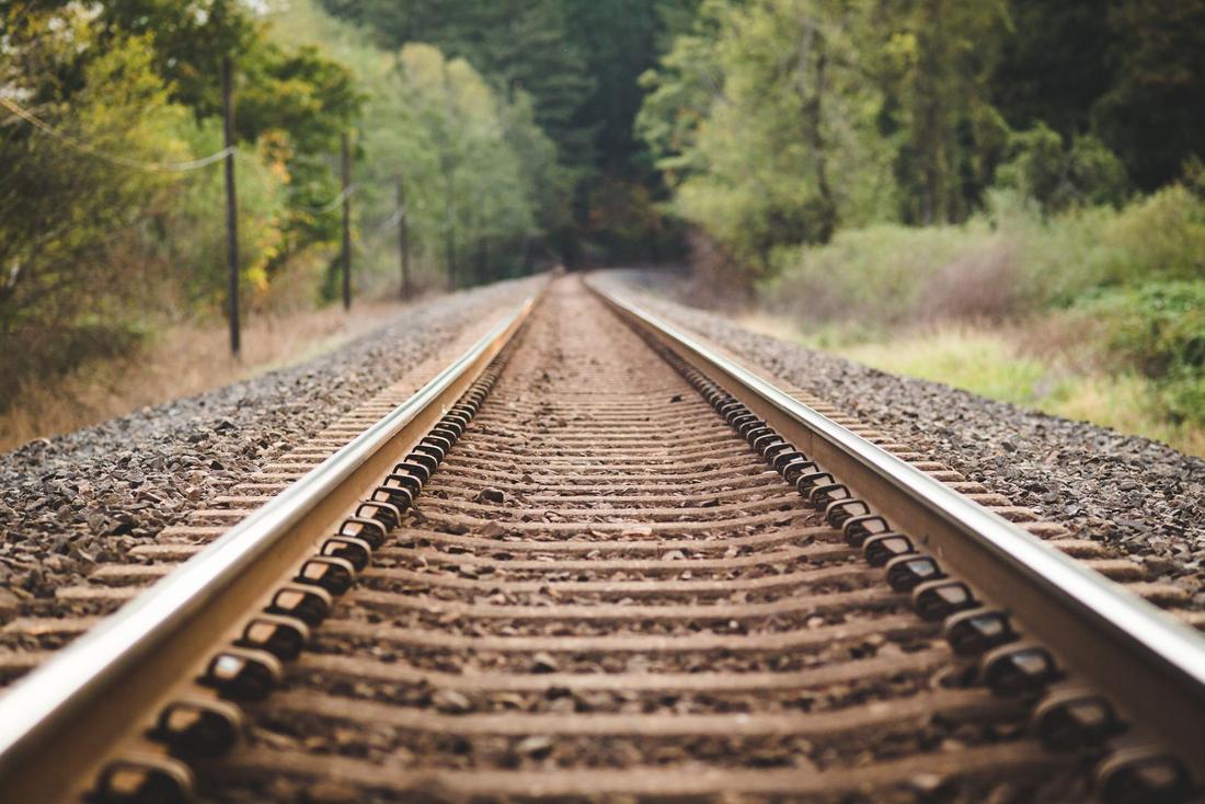 Bahnstreckenverlauf im Wald