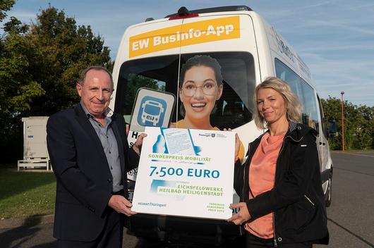 Ministerin Susanna Karawanskij übergibt den mit 7.500 € dotierten Sonderpreis Mobilität des Thüringer Demografiepreises 2023 an Eichsfeldwerke GmbH