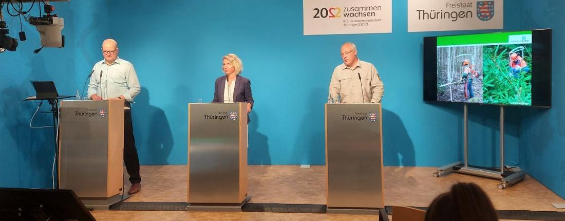 Ministerin Karawanskij auf der Regierungsmedienkonferenz vom 5. Juli 2022 mit Regierungssprecher Falk Neubert und ThüringenForst-Vorstand Jörn Ripken