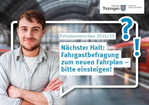 Zu sehen ist ein junger Mann, der die Arme vor der Brust verschränkt und lächelt. Um ihn herum ist eine Sprechblase mit dem Inhalt: "Nächster Halt: Fahrplanbefragung zum neuen Fahrplan - bitte aussteigen!"